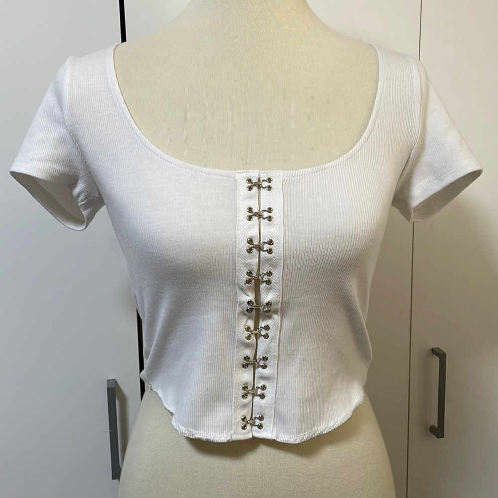 Gorgeous crop top by FOREVER 21 * Size Small * White *‎ Metal front closure